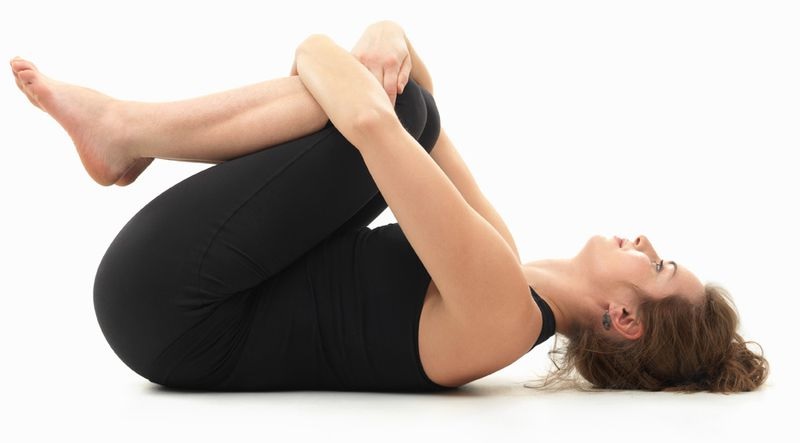 Bài tập yoga nằm ngửa ôm đầu trị mất ngủ